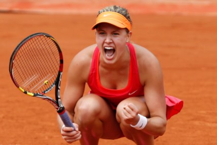 Eugenie Bouchard célèbre sa vctoire face à Carla Suarez Navarro en quart de finale des Internationaux de France. (AP Photo/Darko Vojinovic).