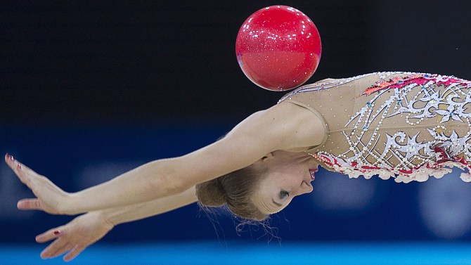 La Canadienne Patricia Bezzoubenko lors de la portion du ballon en gymnastique rythmique aux Jeux du Commonwealth