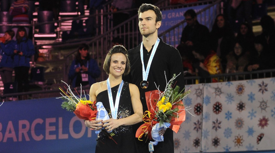 Meagan Duhamel et Eric Radford sur la plus haute marche du podium à la finale Grand Prix de Barcelone, en Espagne.