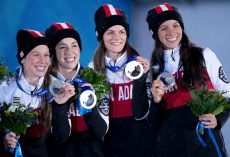 Marianne St-Gelais, Valérie Maltais, Jessica Hewitt et Marie-Ève Drolet sur le podium à Sotchi 2014