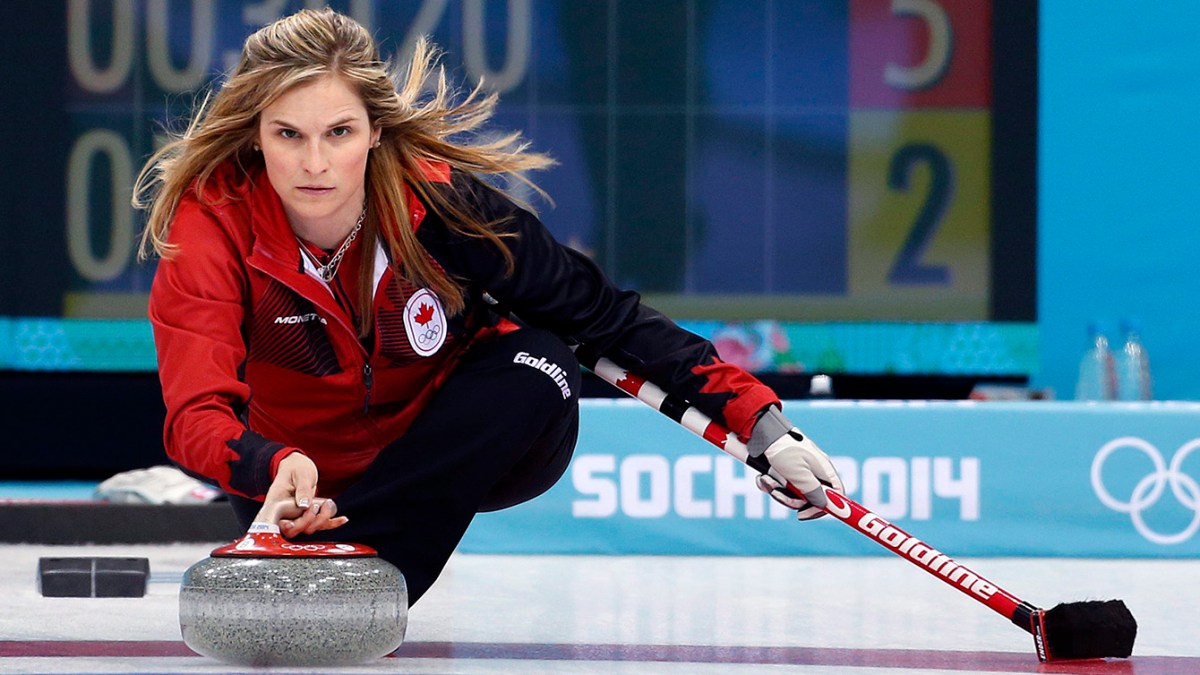 Jennifer Jones lançant sa pierre