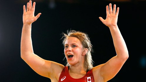 Erica Wiebe célèbre sa médaille d'or en lutte.