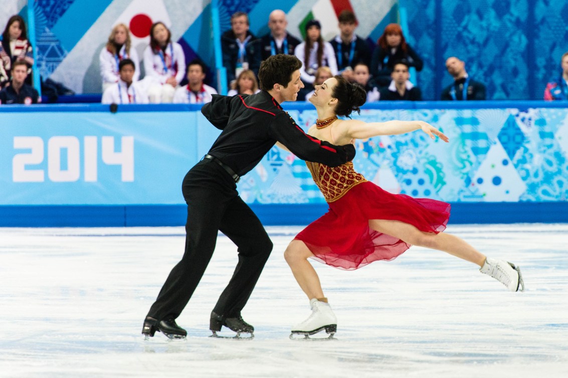 Tessa Virtue et Scott Moir en prestation sur la glace. 