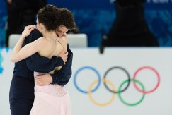 Tessa Virtue et Scott Moir à la fin de leur prestation en danse sur glace.