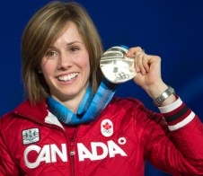 Jennifer Heil célèbre sa médaille d'argent pour les bosses de femmes dans le ski acrobatique le dimanche 14 février 2010 aux Jeux olympiques d'hiver de Vancouver 2010. LA PRESSE CANADIENNE / Ryan Remiorz