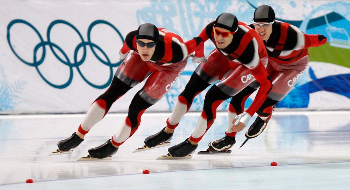 Les trois patineurs dans une courbe, un à la suite de l'autre