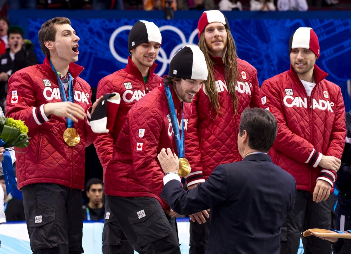 Charles Hamelin reçoit sa médaille devant, puis de gauche à droite derrière, Guillaume Bastille, François, Olivier Jean et François-Louis Tremblay attendent la leur