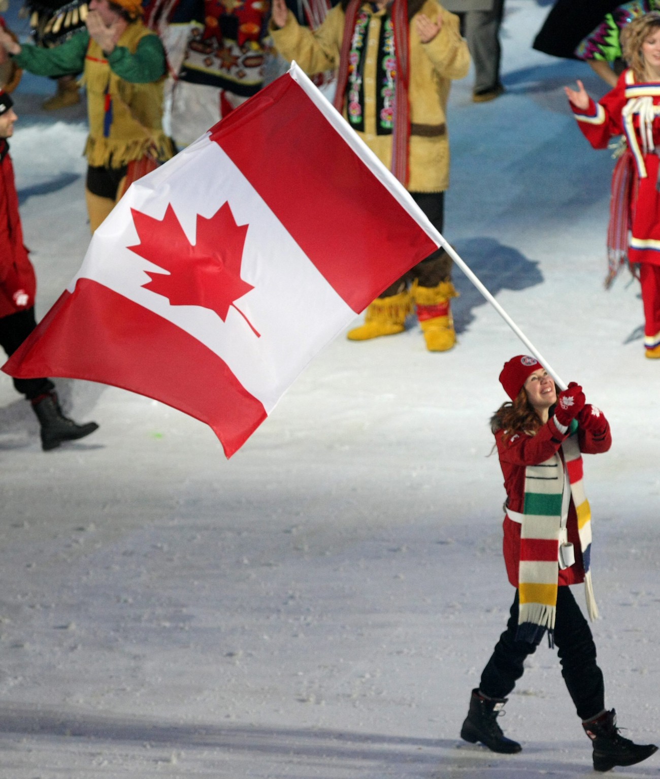 Clara Hughes porte l'unifolié aux Jeux olympiques de 2010 à Vancouver.