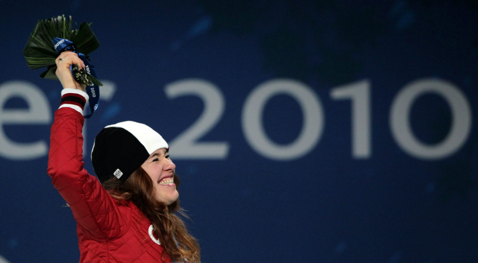 Clara Hughes salue la foule à Vancouver 2010