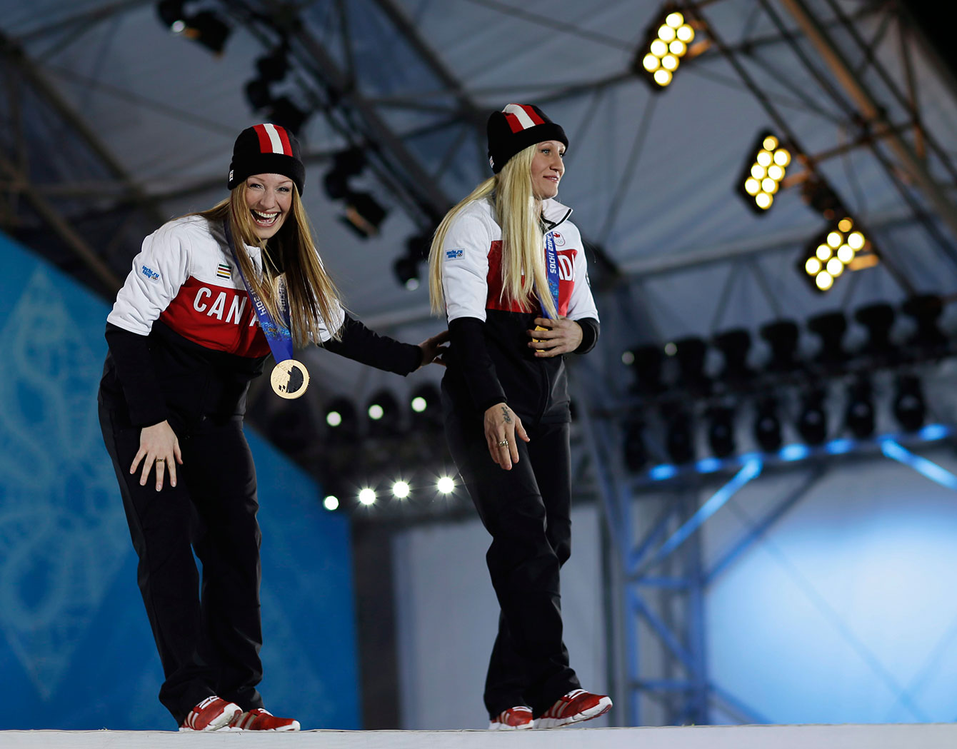 Kaillie Humphries et Heather Moyse à la cérémonie de remise de médailles de bobsleigh à Sotchi.