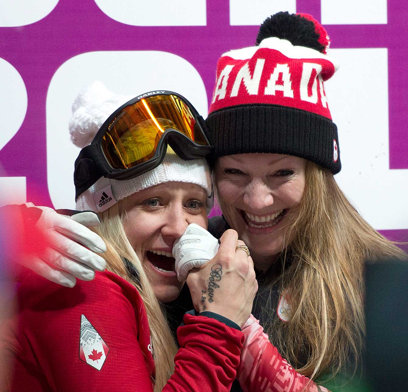 Kaillie Humphries et Heather Moyse attendant les résultats de la course à Sotchi.