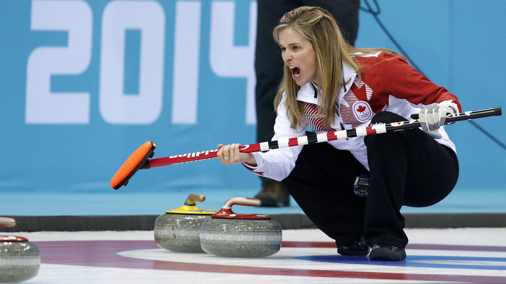 Jennifer Jones donne des instructions