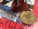 La médaille #MerciGilmore, pour remercier Gilmore Junio d'avoir cédé sa place à Denny Morrison pour la finale du 1000 m.