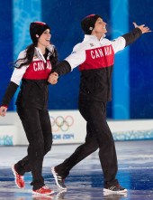 Tessa Virtue et Scott Moir à la cérémonie de remise de médailles de danse sur glace à Sotchi.