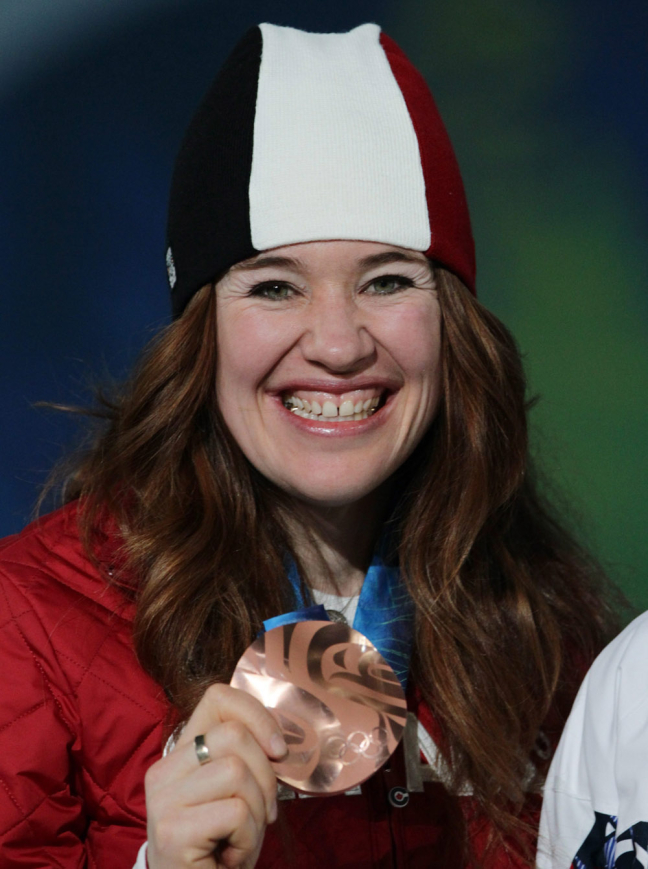 Clara Hughes montre sa médaille de bronze