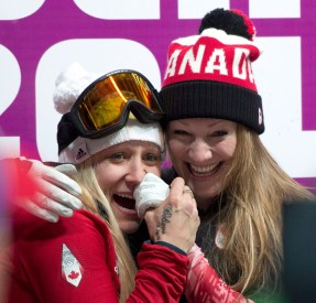 Kaillie Humphries et Heather Moyse célèbrent leur médaille d'or à Sotchi 2014.