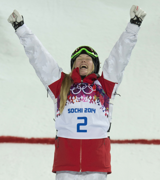 Justine Dufour-Lapointe célèbre sa victoire en bosses à Sotchi2014