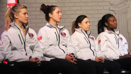 Équipe Canada L'équipe canadienne (de gauche à droite): Eugenie Bouchard, Gabriela Dabrowski, Sharon Fischman et Francoise Abanda lors du tirage au sort de la Coupe Fed. 17 avril 2015.