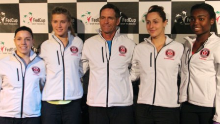 Équipe Canada 2 L'équipe canadienne de gauche à droite) Sharon Fischman, Eugenie Bouchard, le capitaine Sylvain Bruneau, Gabriela Dabrowski et Francoise Abanda lors du tirage au sort de la Coupe Fed contre la Roumanie. 17 avril 2015.