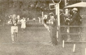 George Orton passe le fil d'arrivé aux Jeux olympiques de Paris 1900