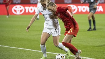 Gabrielle Carle contrôle le ballon.