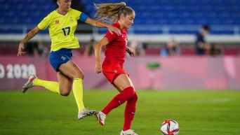 Janine Beckie court avec le ballon.