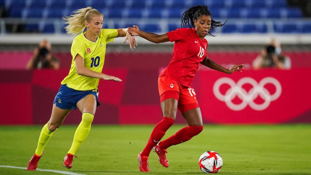 Ashley Lawrence avec le ballon.