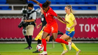 Kadeisha Buchanan en duel contre une adversaire.