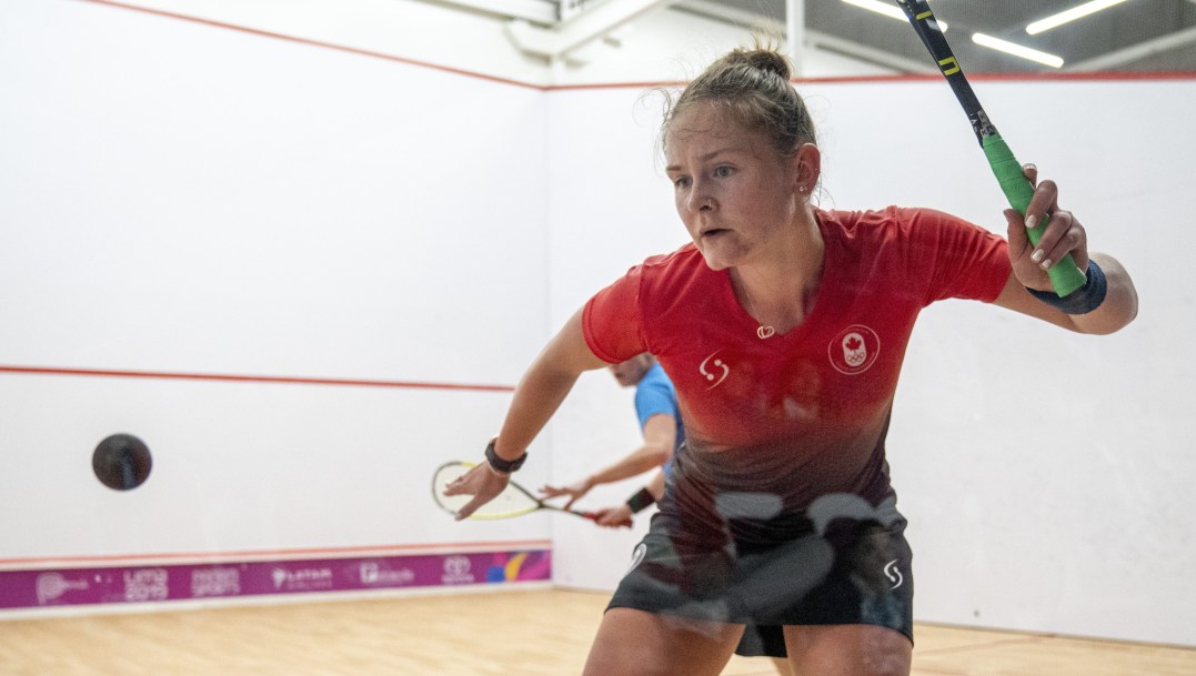 Hollie Naughton retourne un coup au squash.