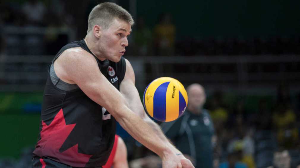 Gord Perrin intercepte le ballon