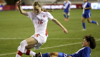 Deux joueuses de soccer en action