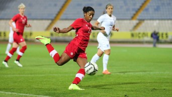 Une joueuse de soccer a frappé la balle