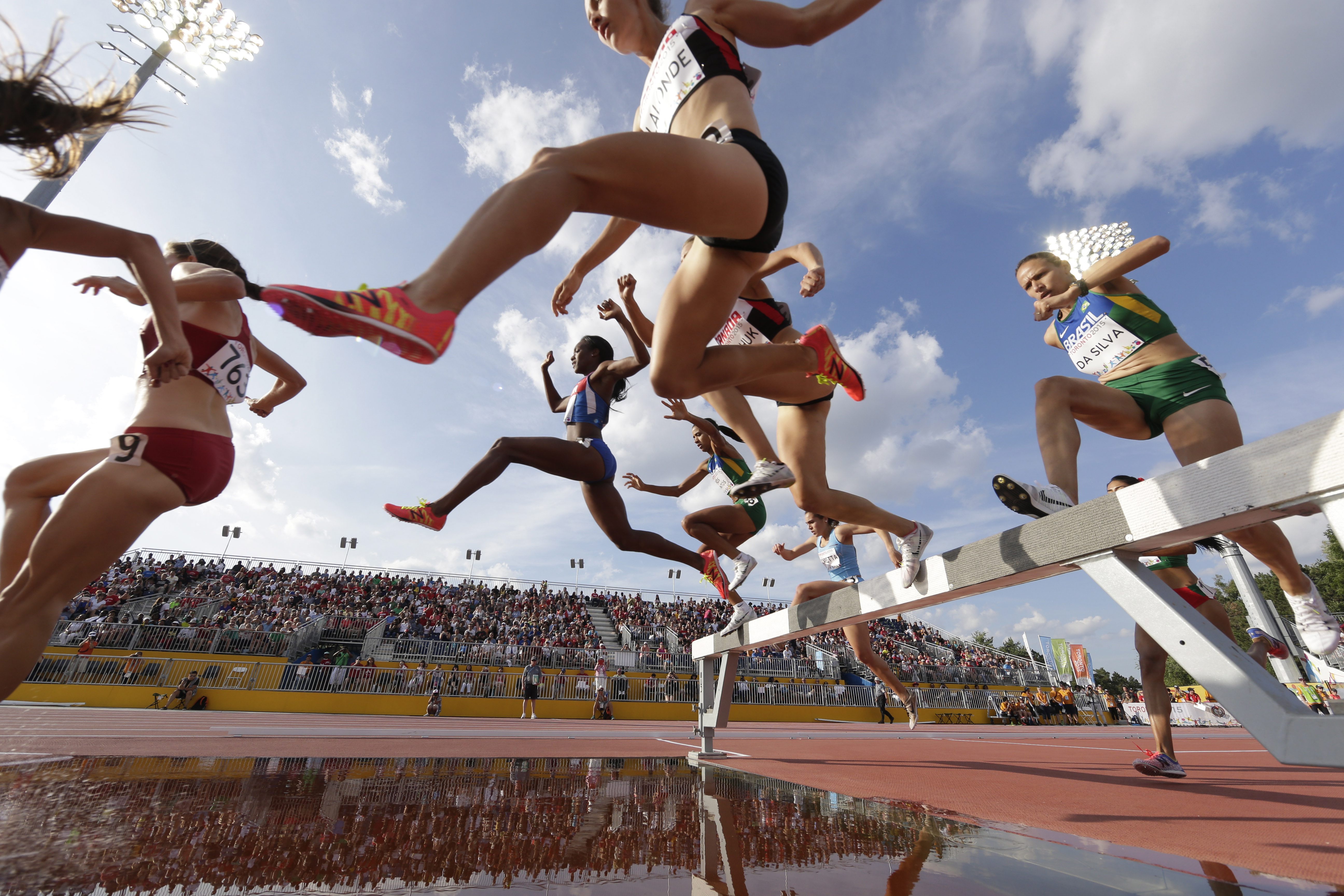 Lalonde (au premier plan) surmonte un obstacle au 3000 m steeple chez les femmes, le 24 juillet 2015.