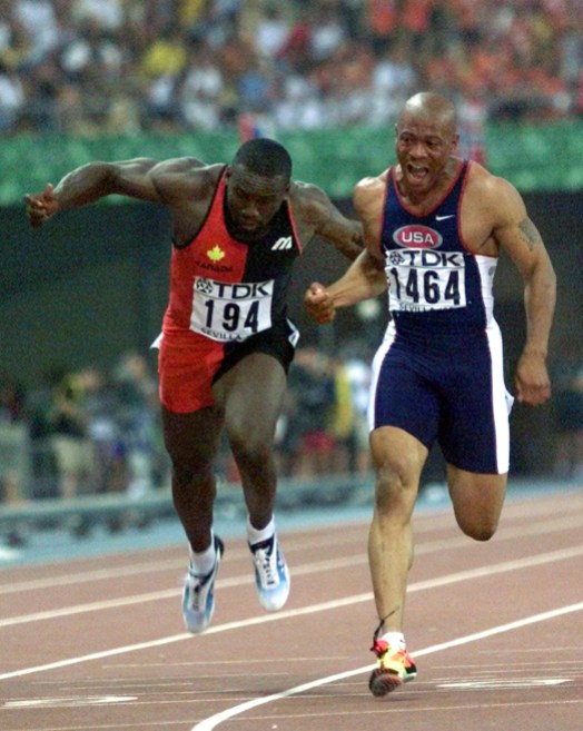 GREENE AND SURIN Bruny Surin (à gauche) termine derrière l'Américain Maurice Greene (à droite) en finale du 100 m aux Championnats du monde d'athlétisme à Séville, le 22 août 1999. (AP Photo/Michael Probst)