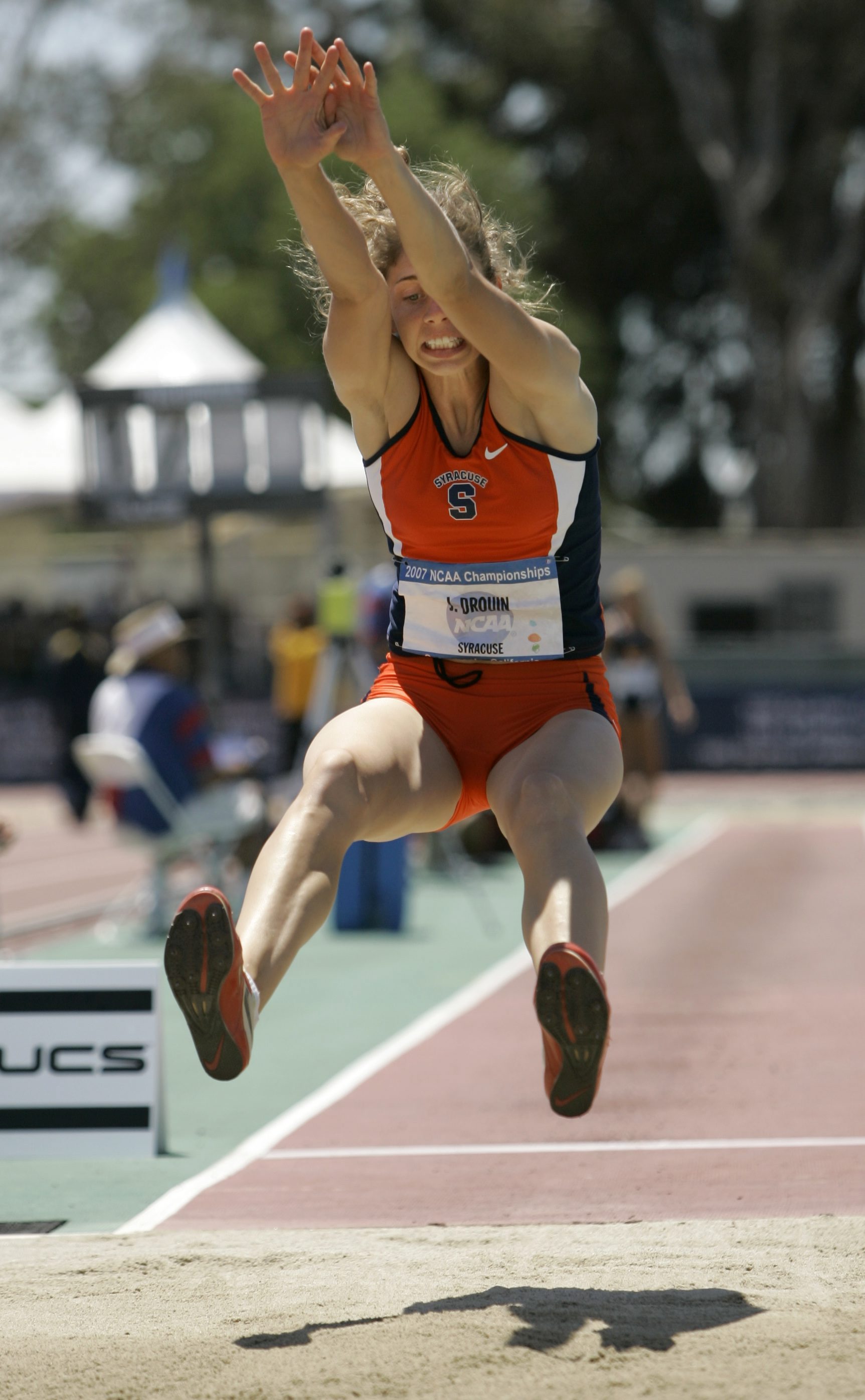 Jillian Drouin sauté à l’épreuve de saut en longueur à l’heptathlon aux Championnats d’athlétisme de la NCAA à Sacramento en 2007