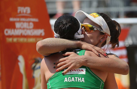 Agatha et Barbara du Brésil se félicitent durant leur match contre les Canadiennes Humana-Paredes et Pischke. (Photo: FIVB)