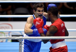 Arthur Biyarslanov (en bleu), lors des Jeux panaméricains de Toronto 2015.