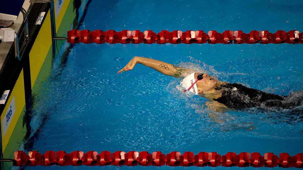 La Canadienne Hilary Caldwell atteint le mur pour remporter le 200 m dos chez les femmes.