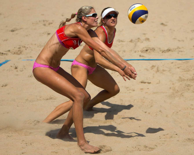 Sarah Pavan (à l’avant) reçoit le ballon. (Photo : FIVB)