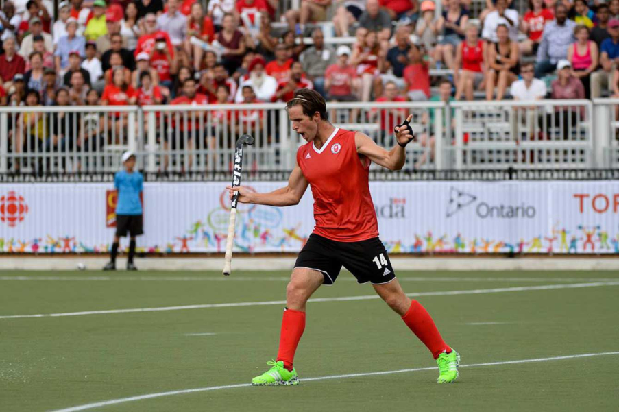 Adam Froese célèbre après avoir inscrit un but contre le Brésil.