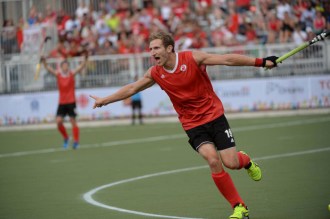 Le Canadien Mark Pearson célèbre après avoir inscrit un but contre le Brésil.