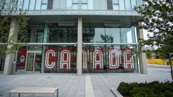 La fierté canadienne s’affiche au village (photo : Alexa Fernando)