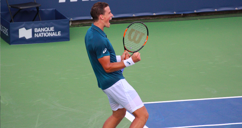 Pospisil célèbre sa victoire devant une foule partisane, le 11 août 2015, à Montréal. PHOTO COC