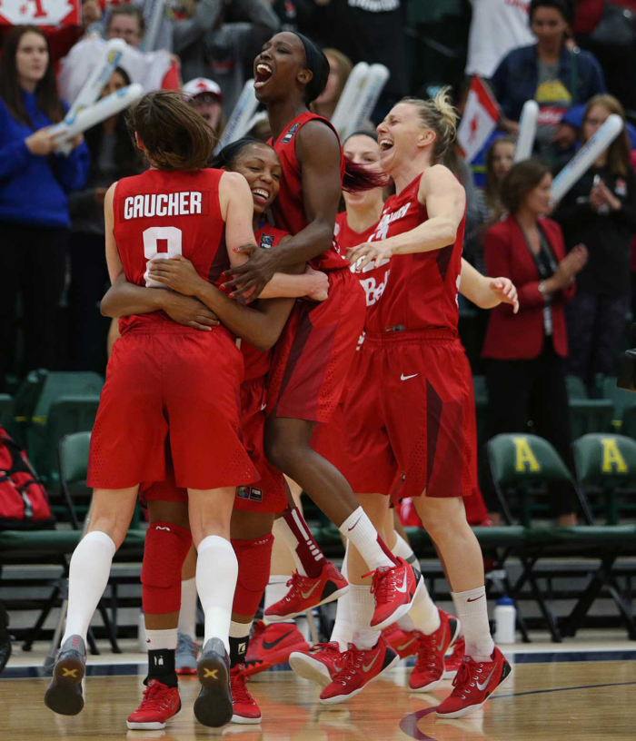 Les joueuses canadiennes célèbrent (Photo: FIBA)