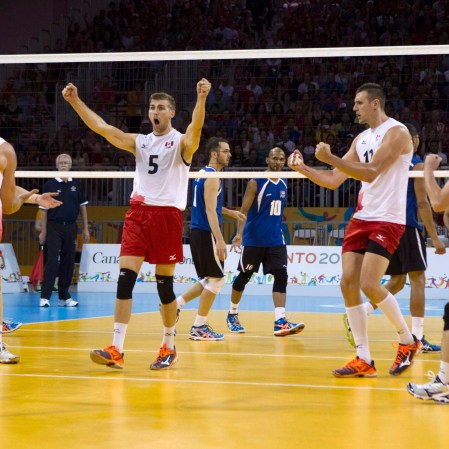 VOL Pan Am 20150726 L’équipe canadienne de volleyball masculine lors de leur victoire au match de la médaille de bronze des Jeux panaméricains 2015 contre Puerto Rico, 26 juillet 2015. THE CANADIAN PRESS/Chris Young