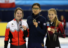 Kim Boutin (à gauche) sur le podium après avoir remporté la médaille d'argent sur 1000 m à la Coupe du monde de patinage de vitesse sur courte piste de Montréal le 31 octobre 2015. (Photo: Greg Holtz)