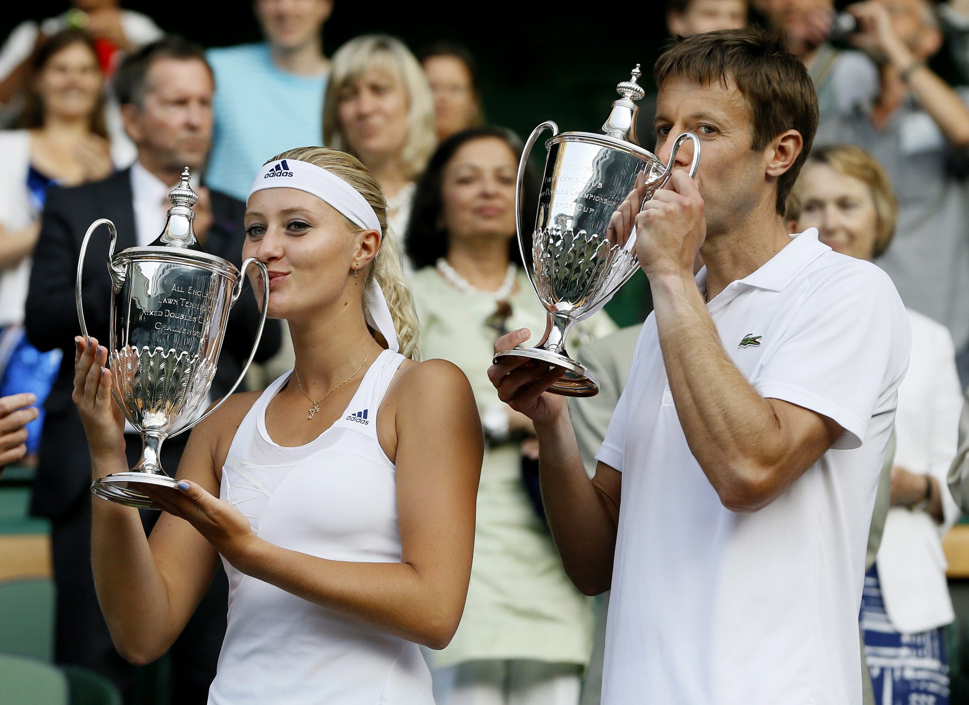 Daniel Nestor et Kristina Mladenovic lors de la cérémonie des gagnants de Wimbledon en 2013 (AP Photo/Kirsty Wigglesworth)