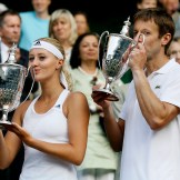 Daniel Nestor et Kristina Mladenovic lors de la cérémonie des gagnants de Wimbledon en 2013 (AP Photo/Kirsty Wigglesworth)