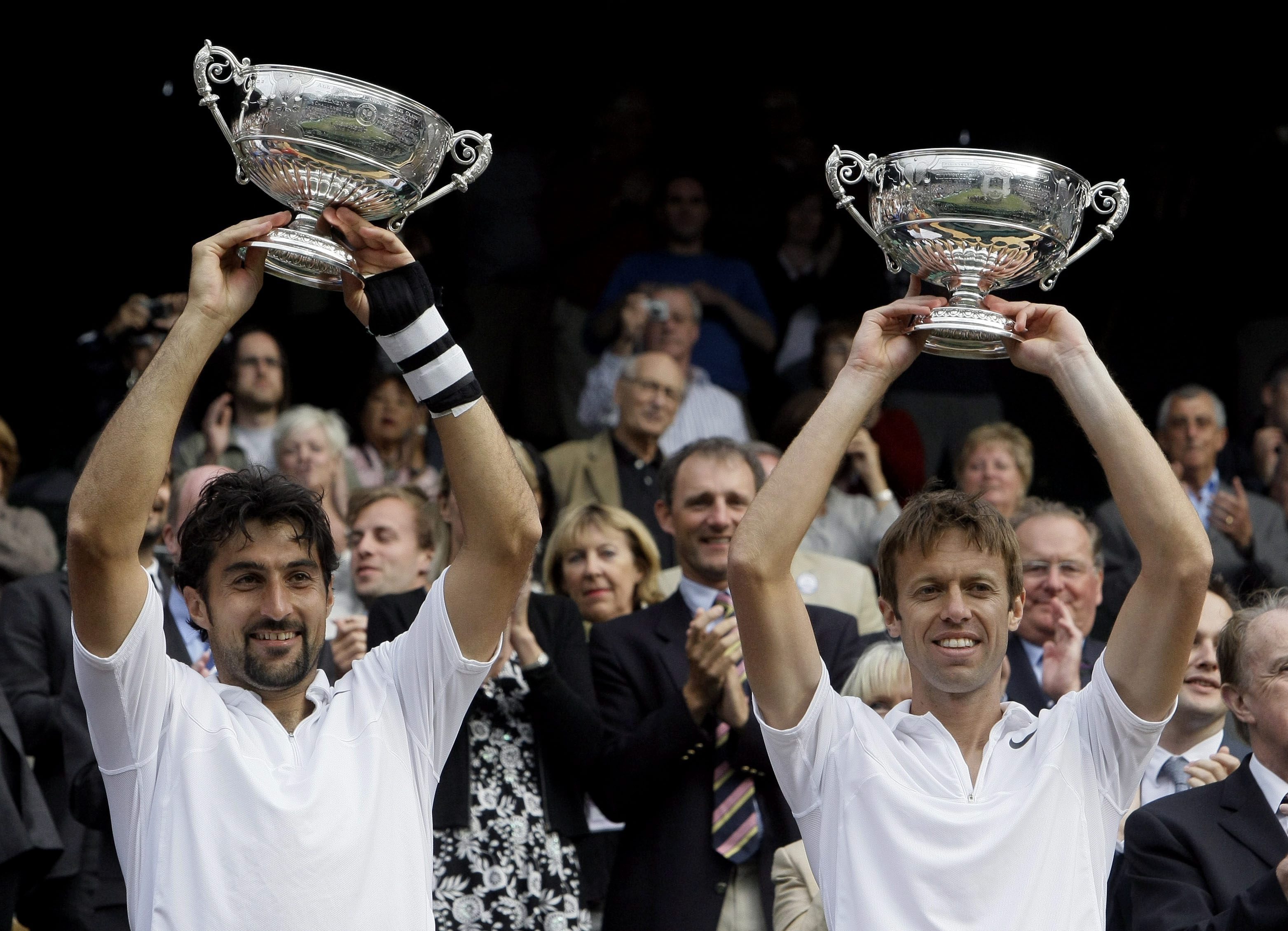 Daniel Nestor et Nenad Zimonjic lors de la cérémonie des gagnants de Wimbledon en 2008 (AP Photo/Anja Niedringhaus)