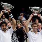 Daniel Nestor et Nenad Zimonjic lors de la cérémonie des gagnants de Wimbledon en 2008 (AP Photo/Anja Niedringhaus)